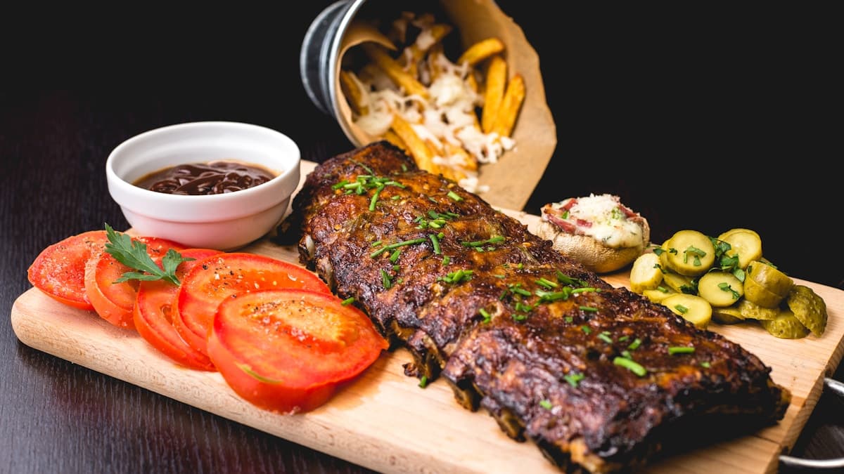 Pojemniki z przygotowanymi posiłkami keto na meal prep